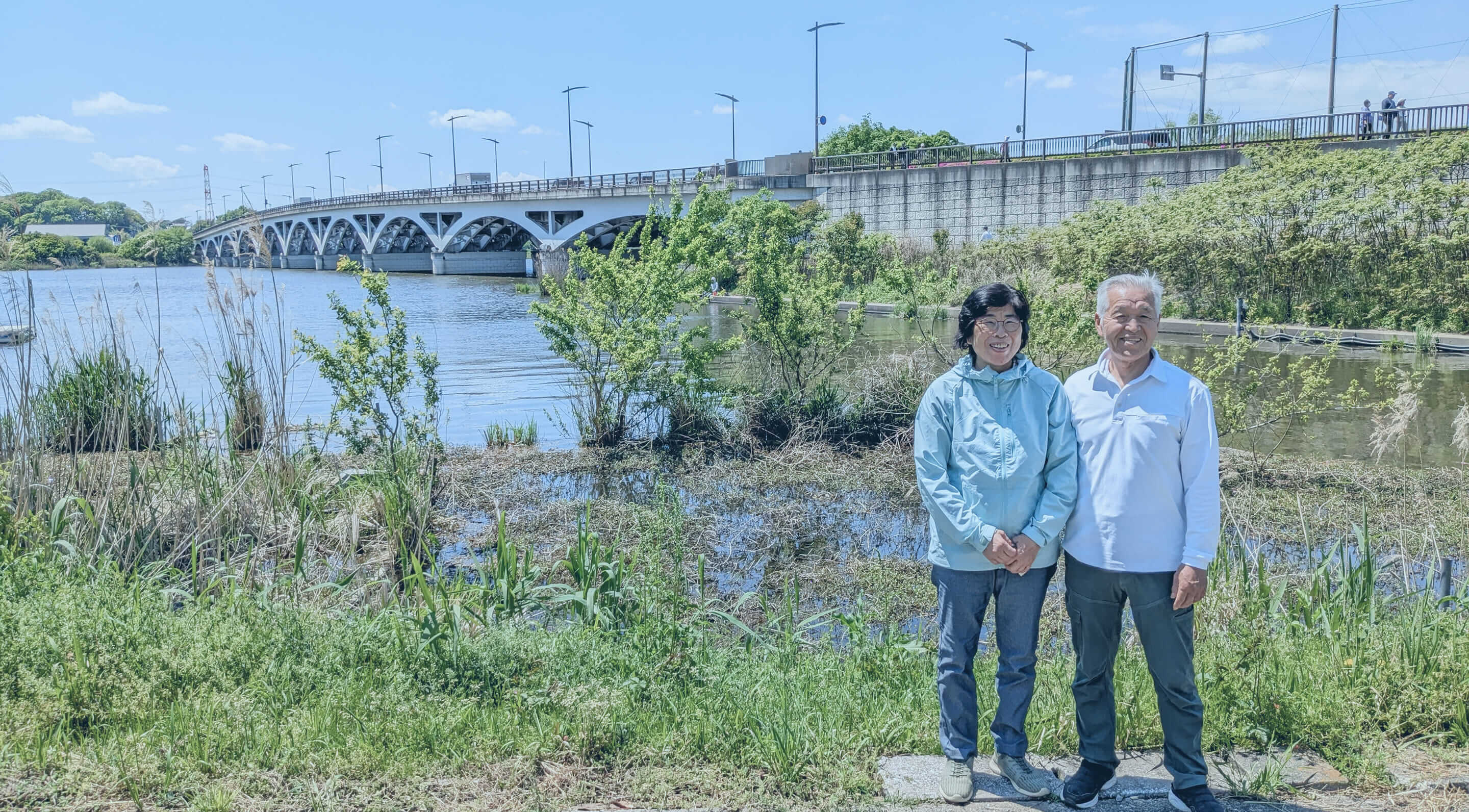 手賀沼の前にただずむ染谷住設を営む夫婦